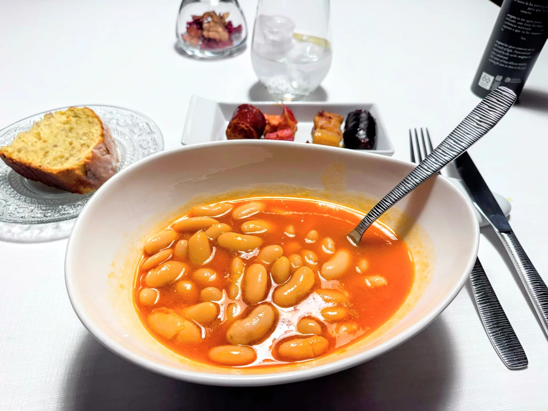 Fabada asturiana tradicional con compango