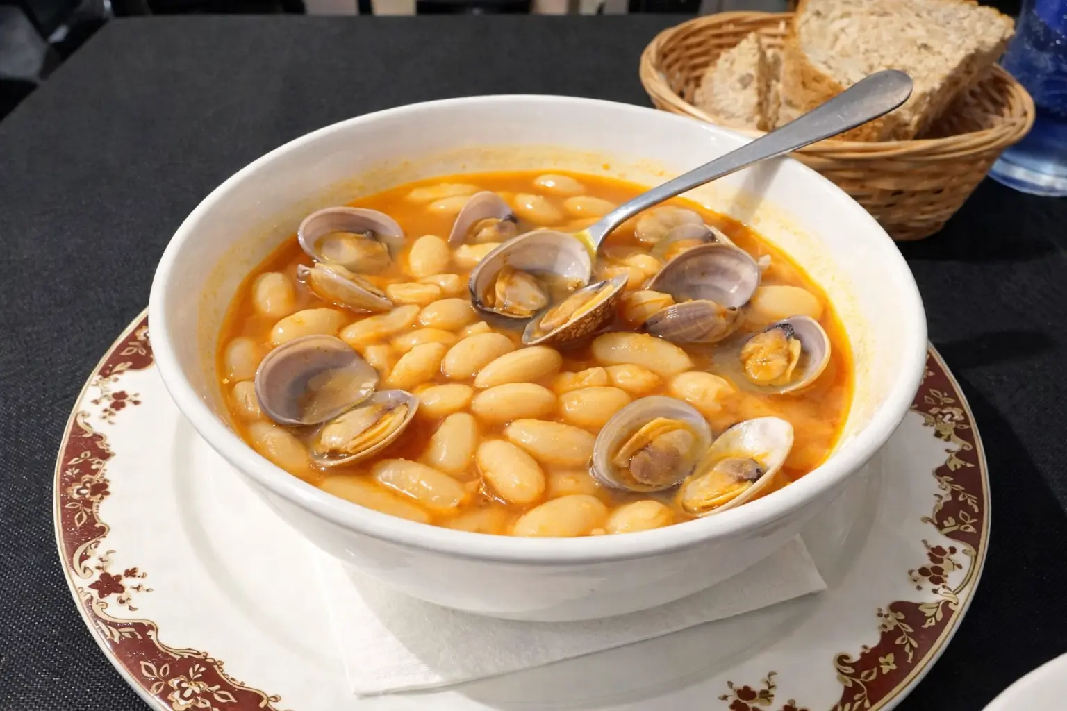 Fabada con almejas
